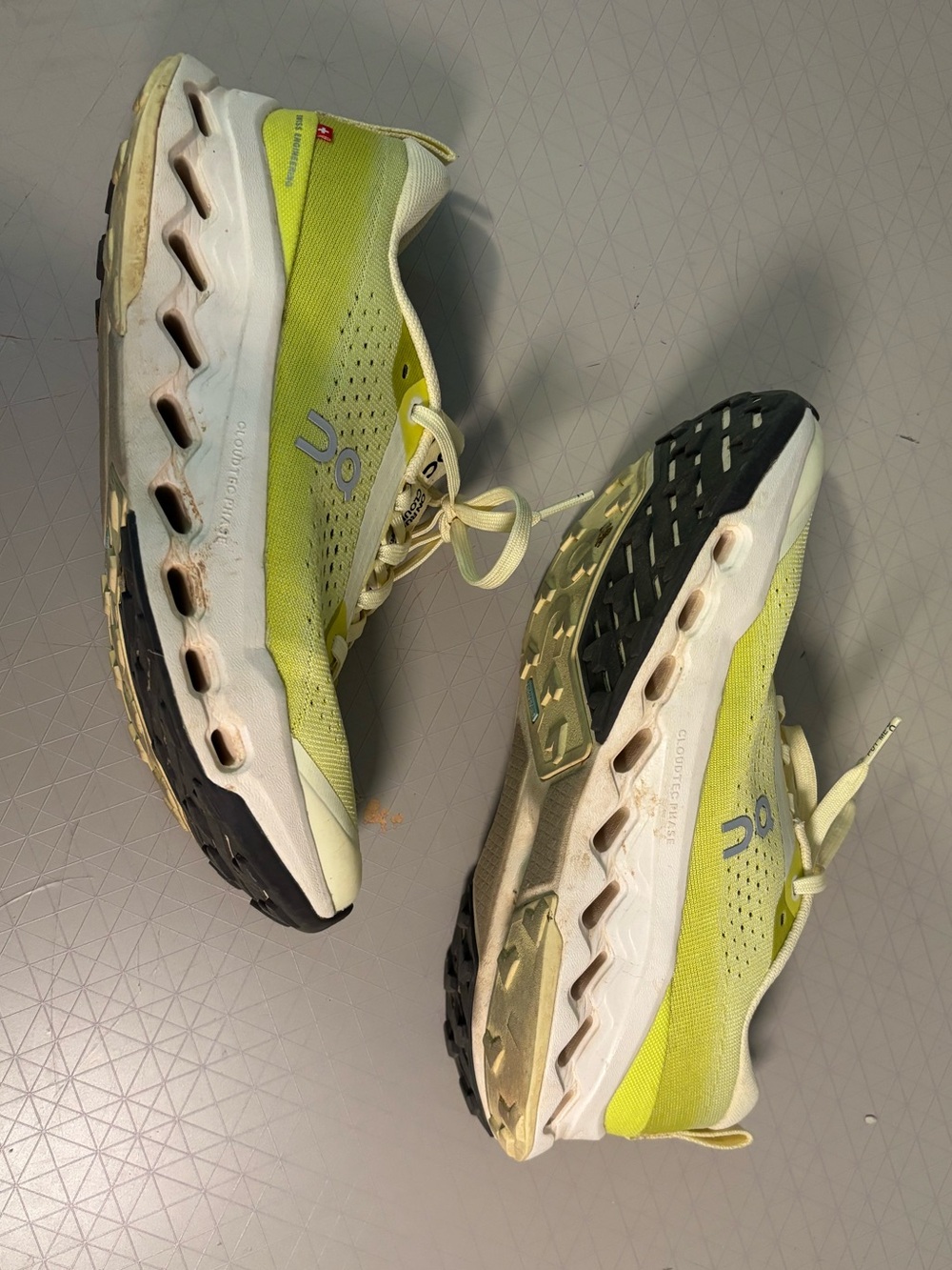 On Cloudsurfer Trail 2 in Ivory | Lime size 8 - Picture 3 of 8